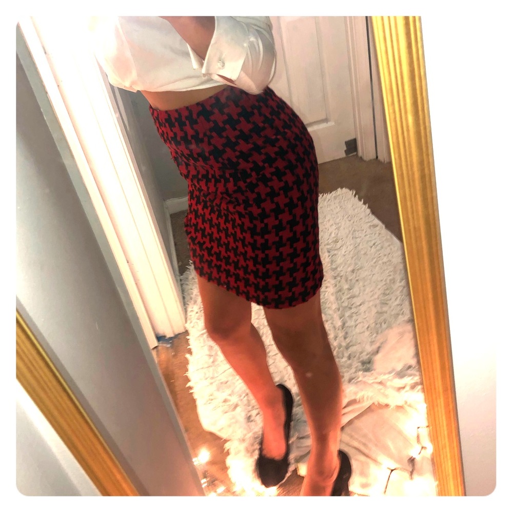 Trendy!!! Black & Red Skirt🔥🔥🔥